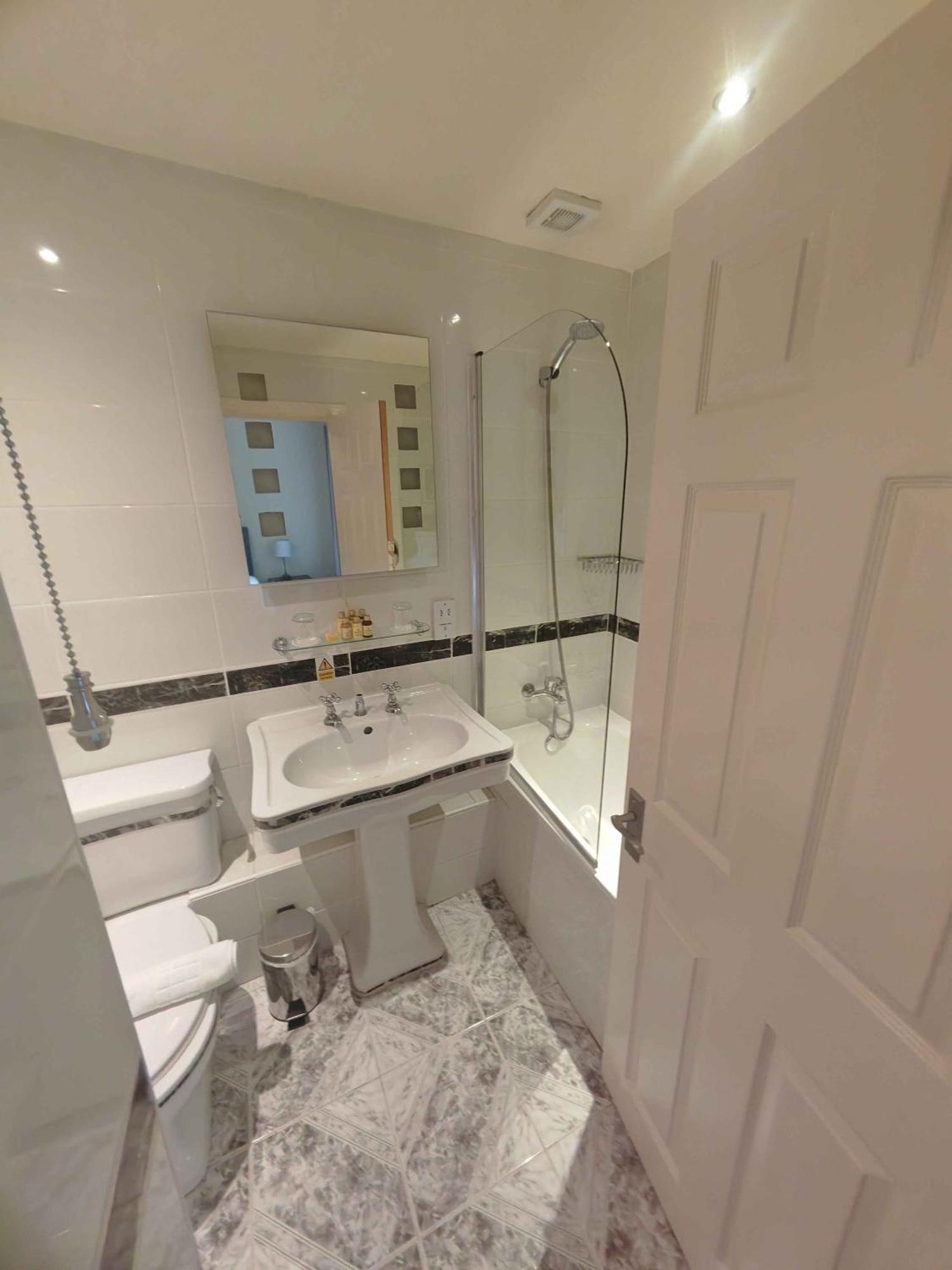 Hotel Lovelady Shield Alston