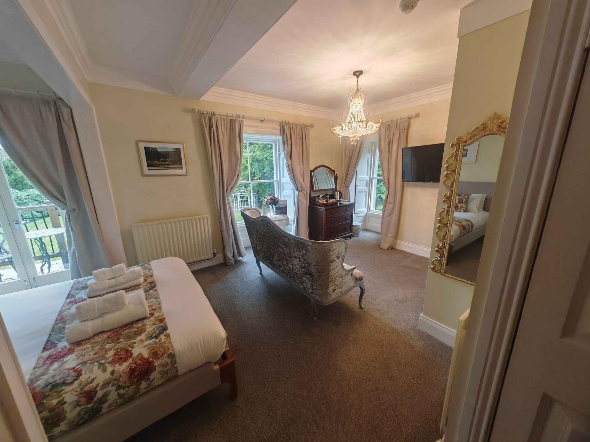 Hotel Lovelady Shield 3*